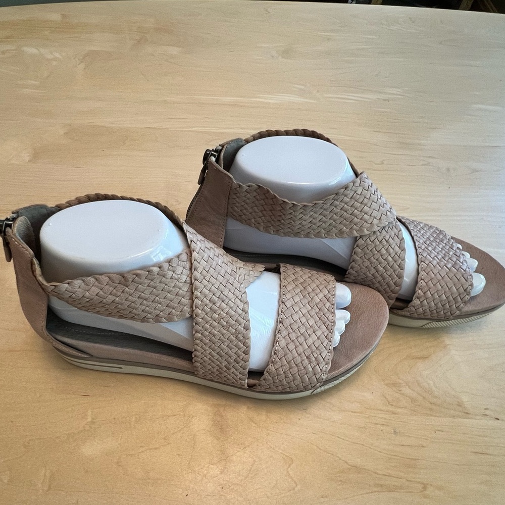 Eileen Fisher Women's Tan Woven Sandals - Picture 5 of 11